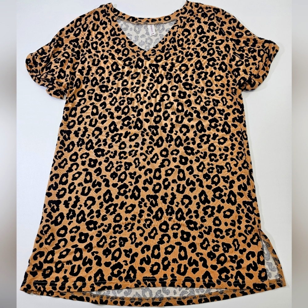 NILOUFO Tunic Top Womens Small Tan Leopard V-Neck Short Sleeve Side Slit Stretch